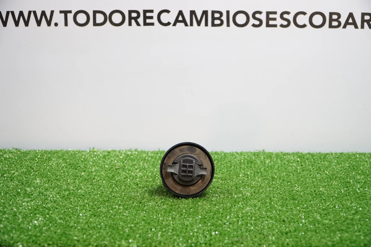 TAPÓN DE LLENADO DE ACEITE DEL MOTOR.