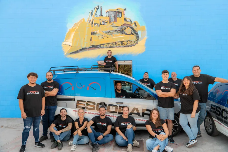 Equipo de Todo Recambios Escobar junto a la furgoneta de reparto