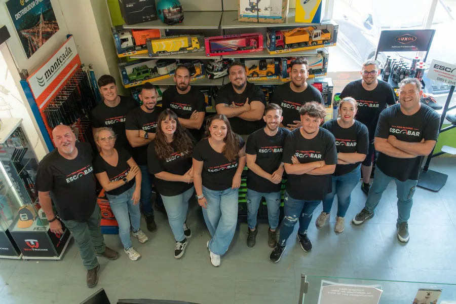 Equipo de Todo Recambios Escobar en la zona de mostrador